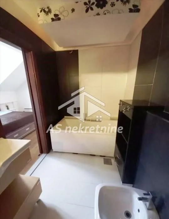 Izdavanje, četvorosoban stan, 120m², Senjak, Beograd
