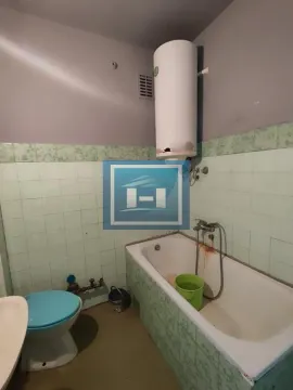 Starije kupatilo sa kadom, wc šoljom i bojlerom. - image 7