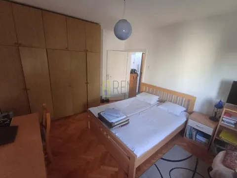 Namještena spavaća soba sa bračnim krevetom i ugradnim ormarom. - image 8