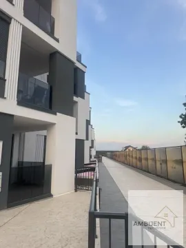 Pogled na spoljašnjost zgrade i terase sa ogradom. - image 2