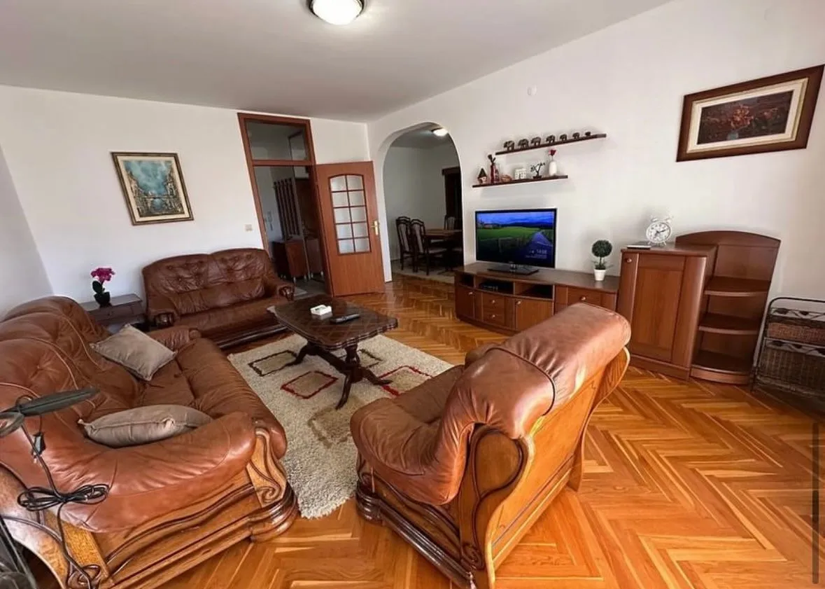 Izdavanje, dvosoban stan, 84m², Centar, Bar