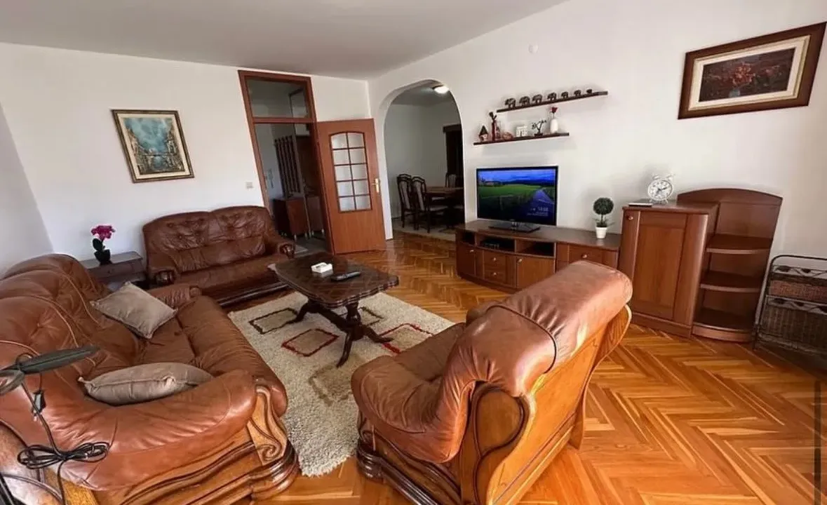 Izdavanje, dvosoban stan, 84m², Centar, Bar