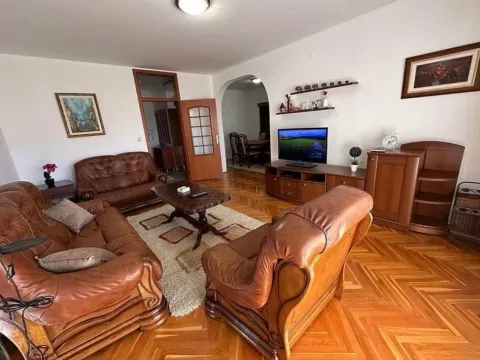 Izdavanje, dvosoban stan, 84m², Centar, Bar - image 1