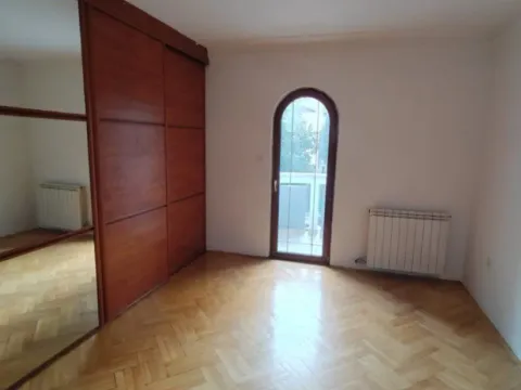 Izdavanje, kuća, 400m², Dalmatinska ulica, Podgorica - image 8