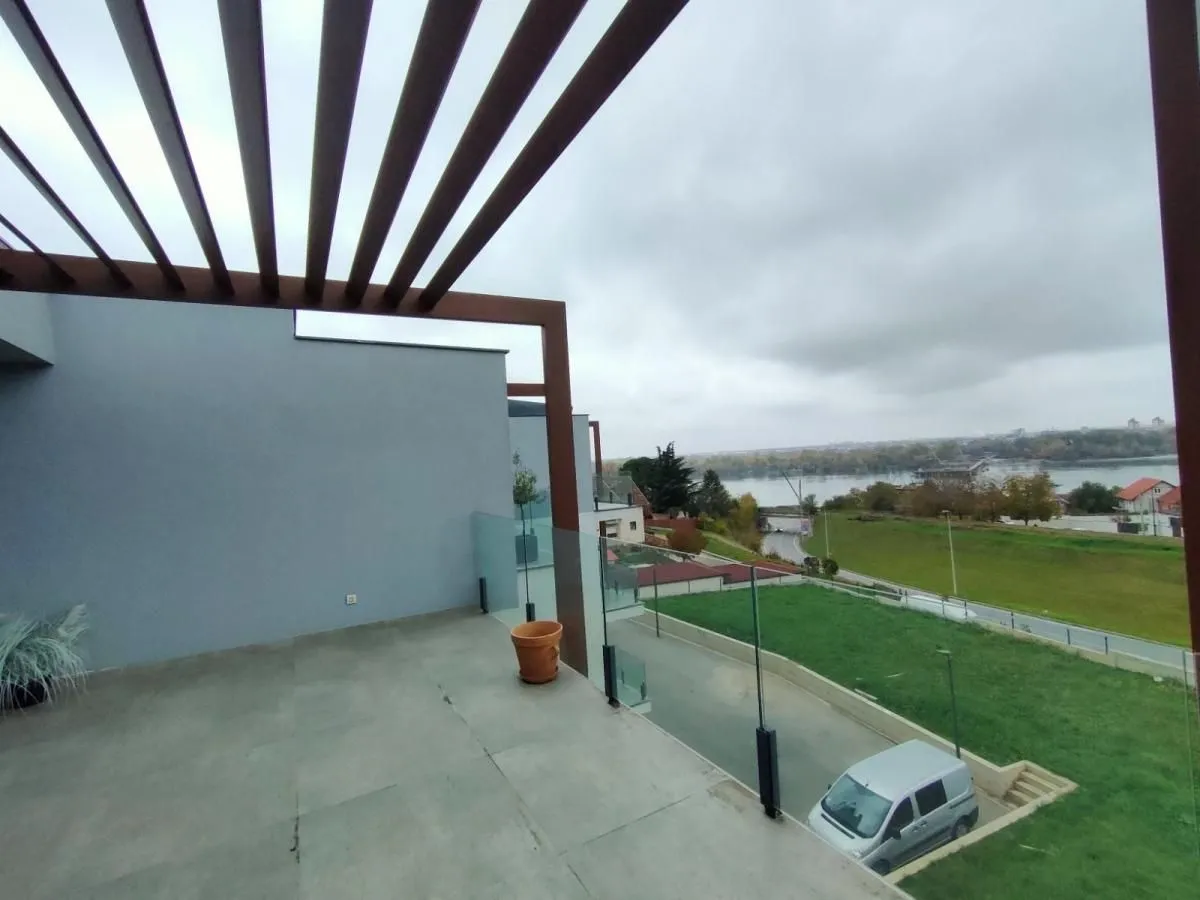 Izdavanje, četvorosoban stan, 200m², Sremska Kamenica, Petrovaradin