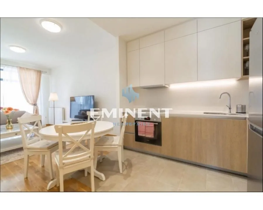 Izdavanje, trosoban stan, 86m², Savski Venac, Beograd