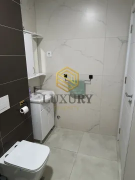 Moderno opremljeno kupatilo sa umivaonikom i WC šoljom. - image 7