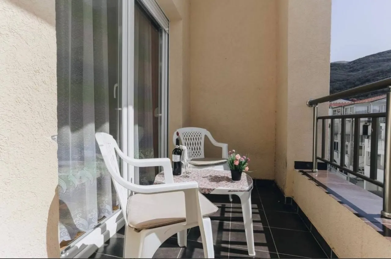 Izdavanje, jednosoban stan, 47m², Bečići, Budva