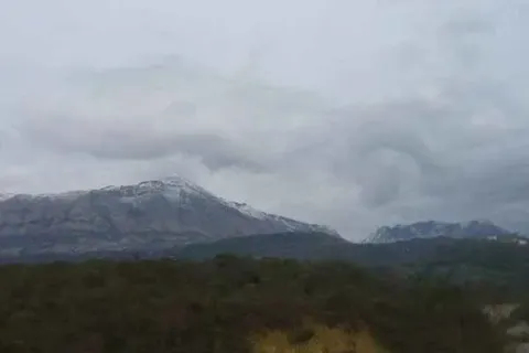 Pogled na planine pod oblacima. - image 2