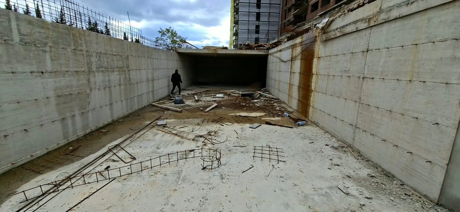 Betonska konstrukcija objekta u izgradnji sa otvorenim prostorom i armaturom.