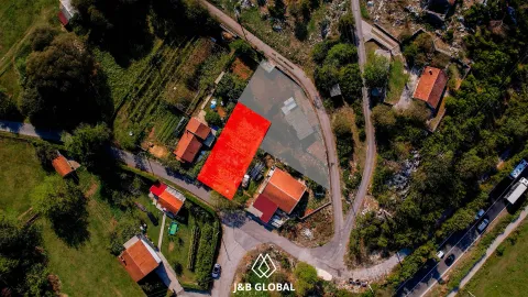 Pogled iz vazduha na zemljište sa označenim granicama parcele. - image 4