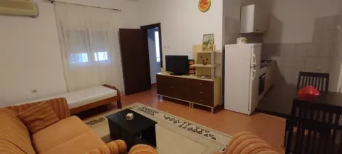 Dnevni boravak sa garniturom, TV-om i trpezarijskim dijelom. - image 3