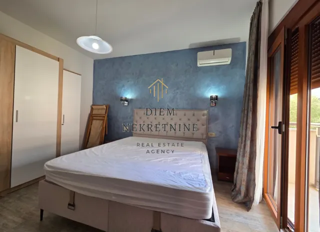 Furnished bedroom with a double bed, wardrobe, and access to the terrace.