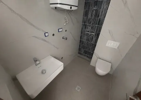 Novoopremljeno kupatilo sa umivaonikom, WC šoljom i tuš kabinom. - image 8