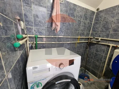 Kupatilo sa pločicama i mašinom za veš. - image 14