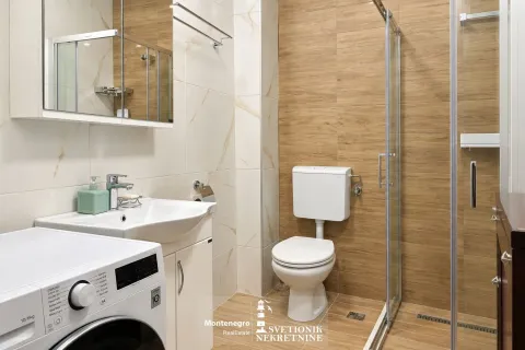 Moderno opremljeno kupatilo sa tuš kabinom, umivaonikom i veš mašinom. - image 9