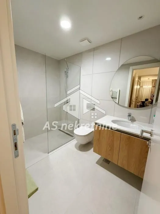 Izdavanje, trosoban stan, 76m², Savski Venac, Beograd