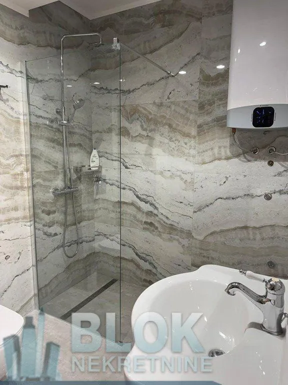 Izdavanje, trosoban stan, 100m², Centar, Podgorica