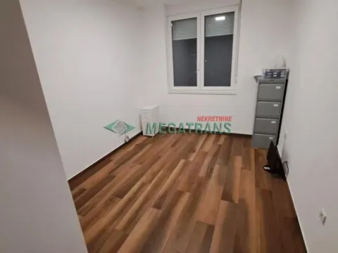 Izdavanje, četvorosoban stan, 100m², Centar, Novi Sad - image 16