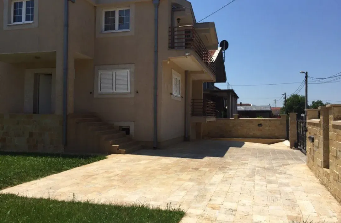 Izdavanje, kuća, 320m², Gornja Gorica, Podgorica