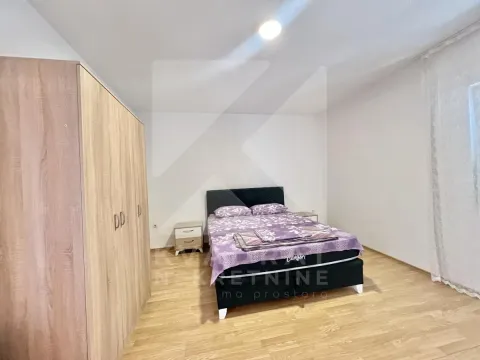 Spavaća soba sa bračnim krevetom, noćnim stočićima i velikim ormarom. - image 6
