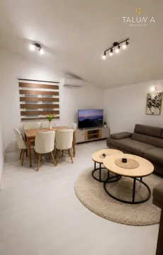 Dnevna soba sa trpezarijom, garniturom i televizorom. - image 2
