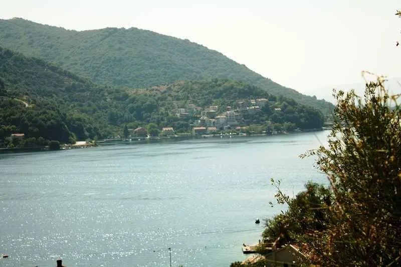 Pogled sa nekretnine na more i okolne planine.