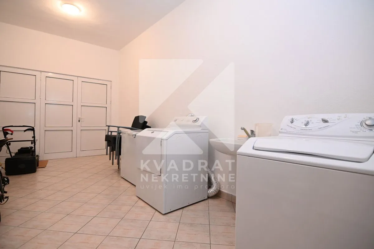 Rent, house, 400m², Zlatica, Podgorica