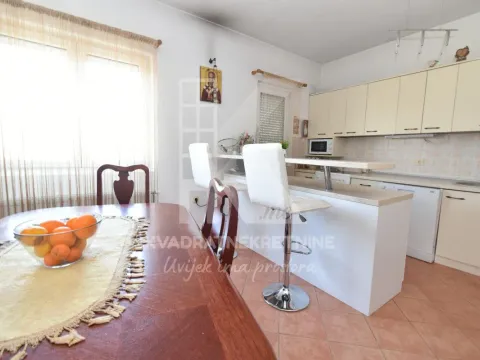 Izdavanje, kuća, 500m², Tološi, Podgorica - image 34