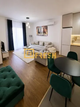 Otvoreni dnevni boravak sa trpezarijom i kuhinjom u pozadini. - image 4