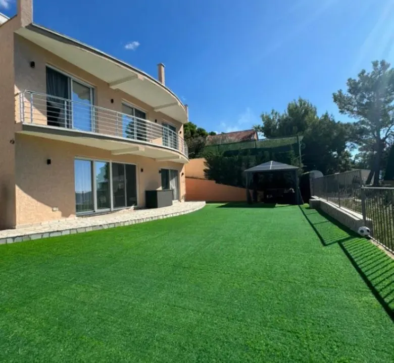 Prodaja, kuća, 160m², Šušanj, Bar