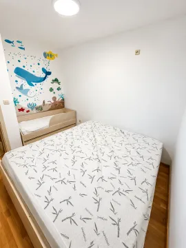 Dječja spavaća soba sa krevetom i tematskim tapetama na zidu. - image 7