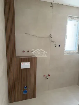 Kupatilo u fazi opremanja sa ugrađenim zidnim pločicama i instalacijama. - image 12