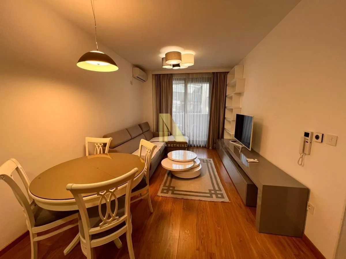 Izdavanje, dvosoban stan, 51m², Centar, Novi Sad