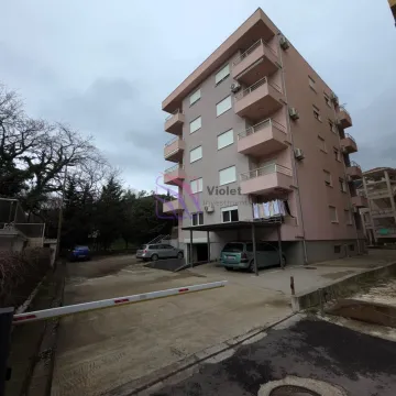 Pogled na spoljašnjost stambene zgrade i parking ispred ulaza. - image 17