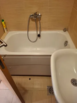 Pogled odozgo na kadu i umivaonik u popločanom kupatilu. - image 14