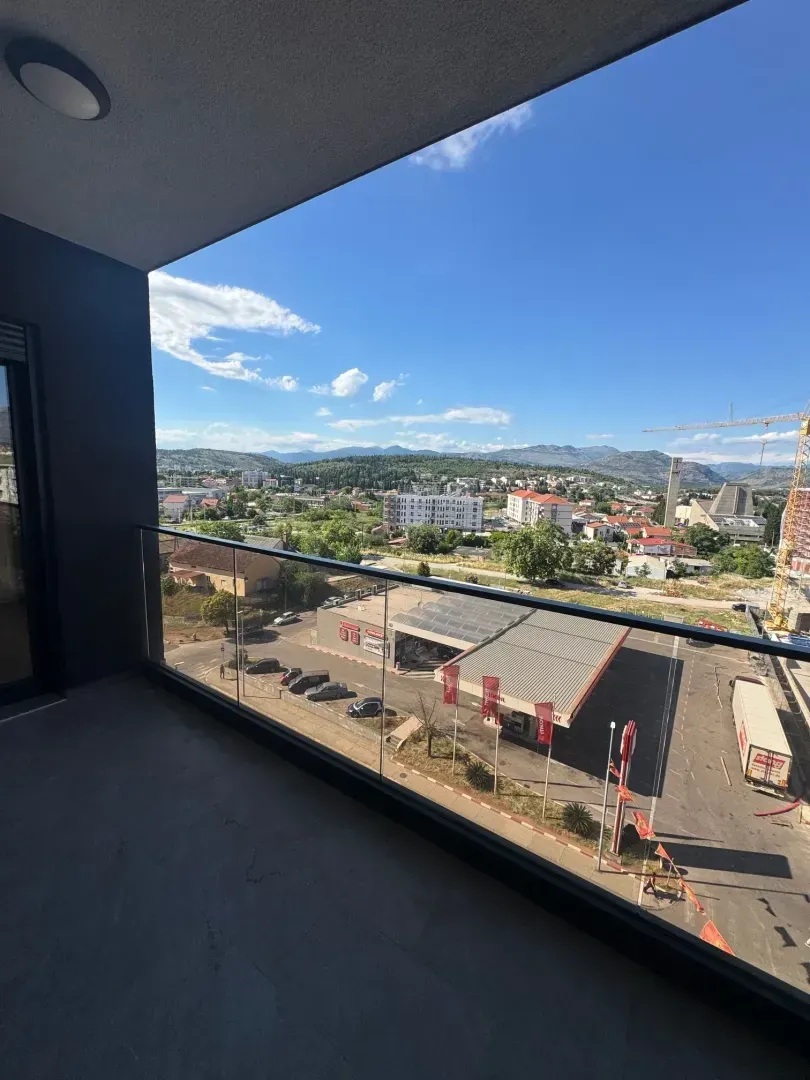 Pogled sa balkona na grad i okolinu.