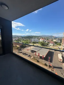 Pogled sa balkona na grad i okolinu. - image 8