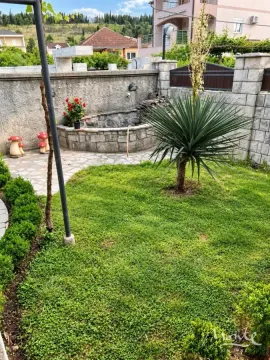 Uređeno dvorište sa travnjakom, ukrasnim biljem i malom fontanom. - image 18