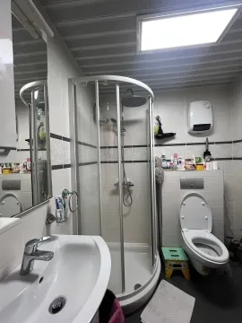 Kupatilo opremljeno tuš kabinom, umivaonikom i toaletom. - image 5