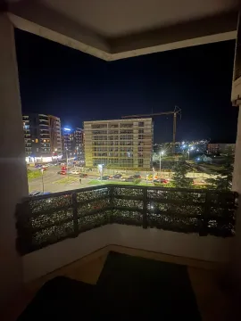 Noćni pogled sa terase na gradsku ulicu i zgrade u izgradnji. - image 14