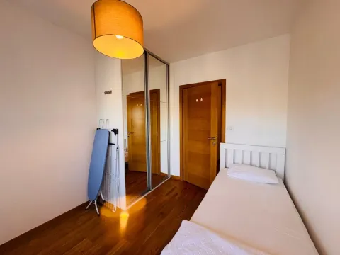 Manja spavaća soba sa krevetom, garderoberom i drvenim podom. - image 5