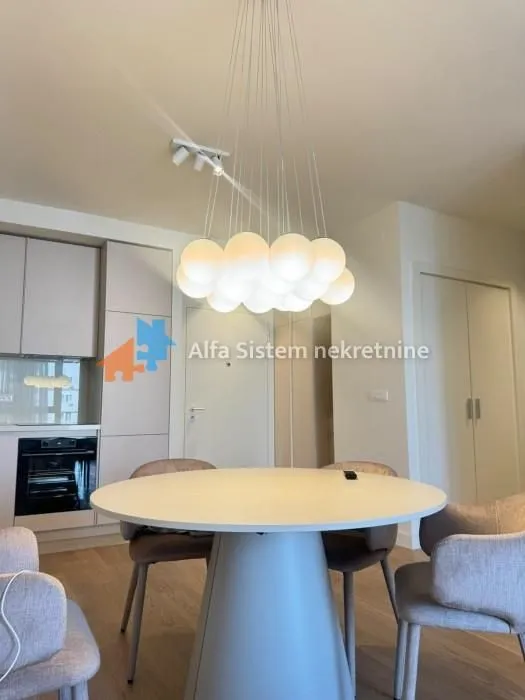 Izdavanje, trosoban stan, 74m², Savski Venac, Beograd