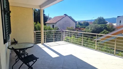 Prostrana natkrivena terasa sa metalnom ogradom i garniturom za sjedenje. - image 5