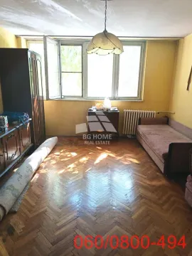 Spavaća soba sa krevetom, ormanom i drvenim parketom na podu. - image 7
