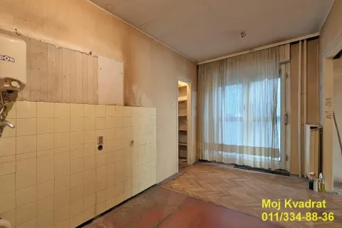 Starija kuhinja sa pločicama i izlazom na terasu. - image 5