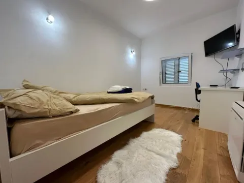 Izdavanje, četvorosoban stan, 250m², Tivat, Crna Gora - image 9