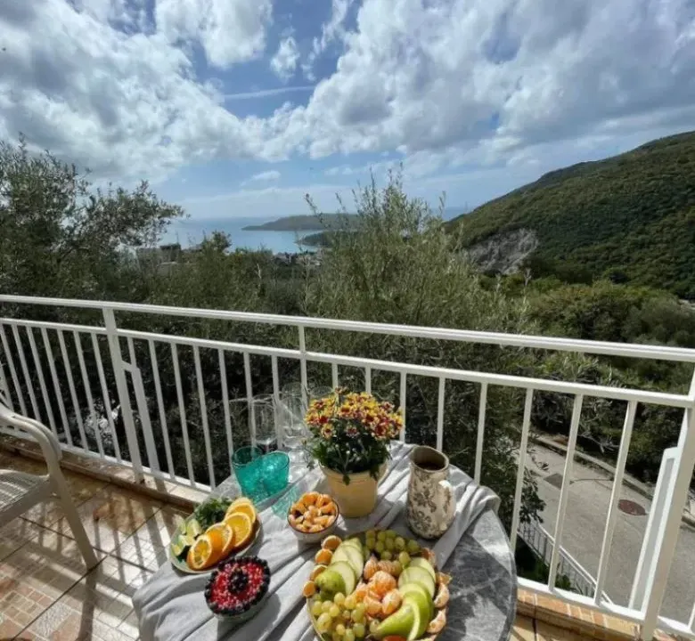 Izdavanje, trosoban stan, 120m², Bečići, Budva