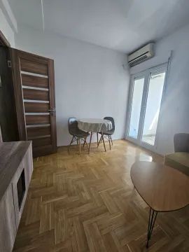 Dnevni boravak sa trpezarijskim stolom i izlazom na terasu. - image 6