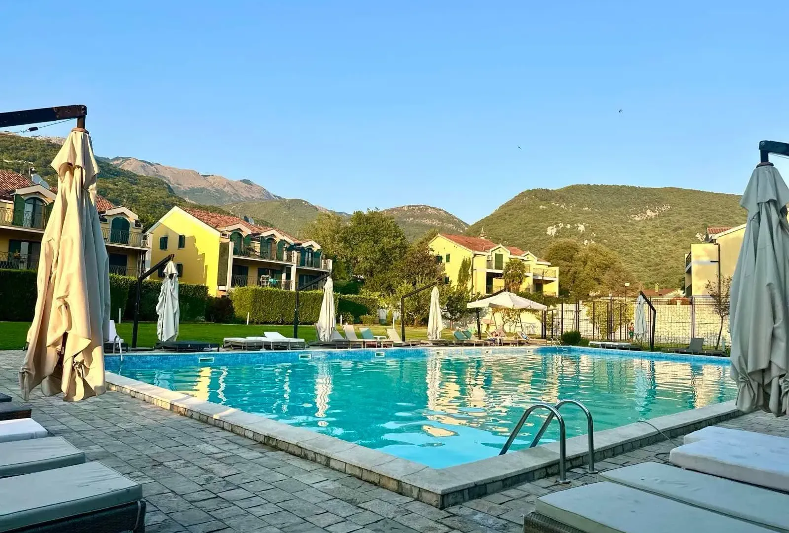 Izdavanje, kuća, 176m², Lastva Grbaljska, Kotor